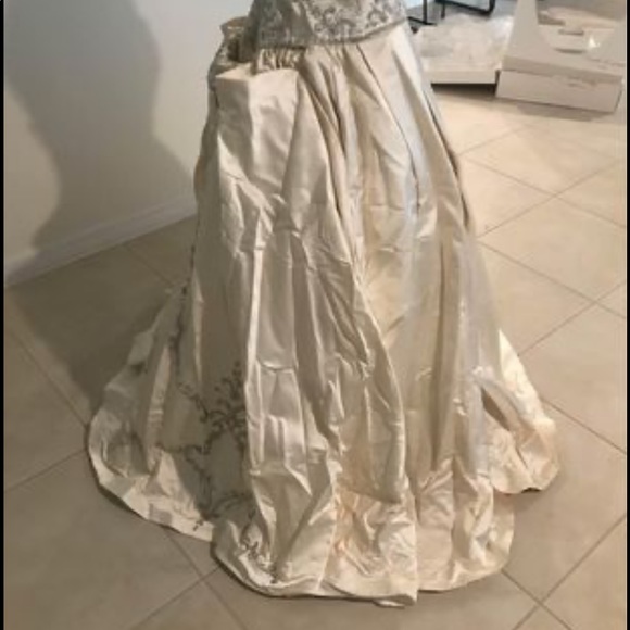 Eve of Milady Wedding Dress Size 4 - Picture 7 of 10